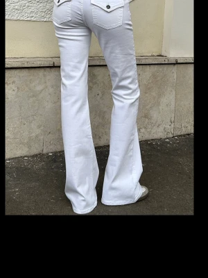 Vita Lowwaist Bootcut Subdued Jeans  - Fina vita Lowwaist bootcut jeans från Subdued. Har knappar på bakfickorna. Midjemått 36-37 cm rakt över. Innerbenslängd 82 cm. Nypris 800kr!  ❌Storlek: står 38 men motsvarar svenska 34❌