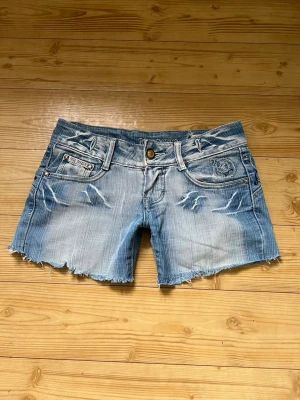 Lågmidjade shorts  - Så sjukt snygga shorts till sommaren! Jätte många fina detaljer.  Midjemått: 38cm Midjehöjd: 18cm Längd: 26cm                        
