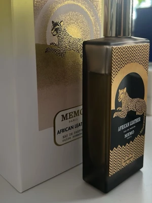 Memo African Leather Eau de Parfum 75 ml - Toppnoter: Kardemummaessens (från Guatemala), bergamott, saffran och rosépeppar. Hjärtnoter: Geraniumabsolut (från Egypten), kummin, patchouliessens (från Indonesien) ros och kanel. Basnoter: Läderackord, oud, vetiveressens, mysk och amber. 