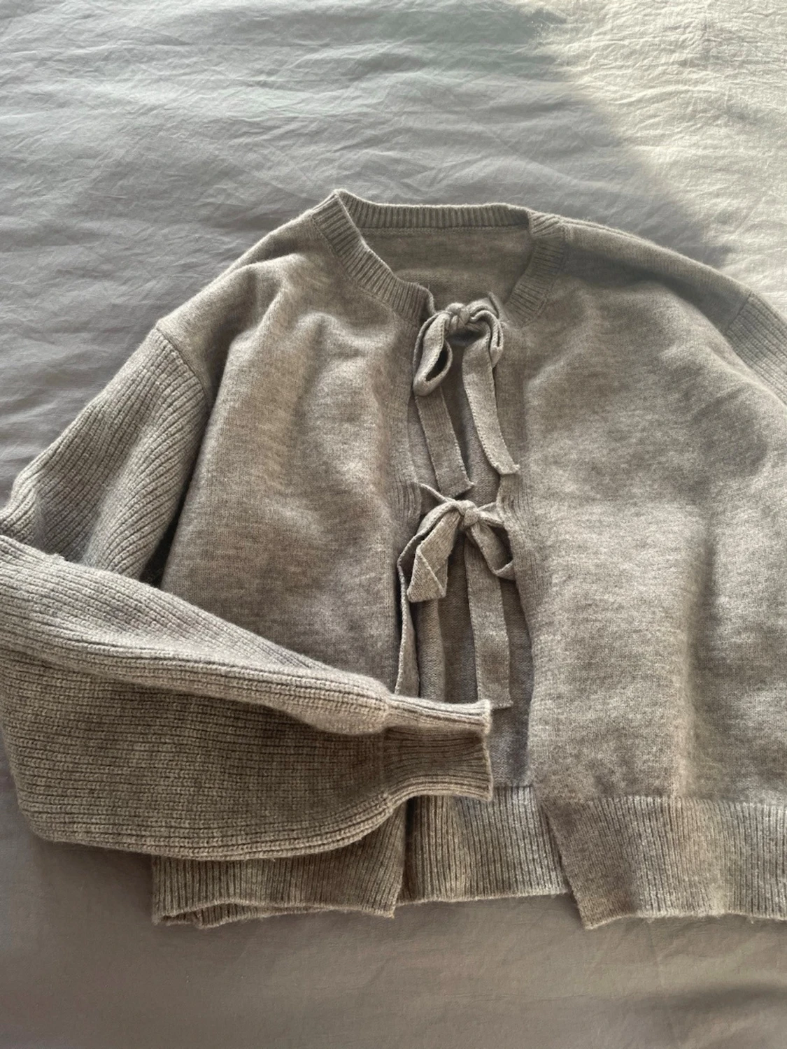 Grå stickad kofta med knytband - 4