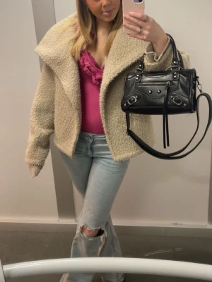 Beige teddyjacka med bred krage - Som ny