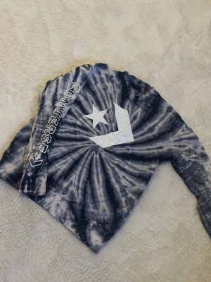 Converse sweatshirt  - Säljer en sweatshirt från Converse köpt från ASOS. Tröjan har stort Converse-tryck med stjärna och logga på framsidan samt text på ena ärmen. Mjuk och skön med rund hals och långa ärmar, perfekt för en avslappnad streetwear-look.