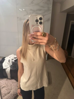 Beige ärmlös topp från Zara - Trendig topp från ZARA och sälj eftersom den helt enkelt inte används💕