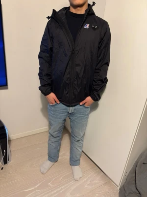 Comme des garcones windbreaker - En väldigt snygg winbreaker som är perfekt nu när solen kommer fram.                                                 Jackan är autentisk och köpt på Aplace i Slussen.   🚨Nypris 2000kr men säljer för 749kr