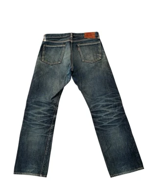 Momotaro Jeans Selvage Straight Fit - Säljer dessa Momontato Selvage Jeans i straight fit. Storlek 31/28. Hör av dig om du har några frågor 🙌  Mått: Midja 40 cm - Grenhöjd 24,5 cm - Lårvidd 25 cm - Innerbenslängd 70 cm - Ytterbenslängd 93,5 cm - Benöppning 20 cm
