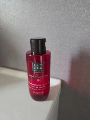 Rituals The Ritual of Ayurveda duscholja - Lyxig duscholja från Rituals, The Ritual of Ayurveda. Innehåller mandelolja och indisk ros för en återfuktande och väldoftande duschupplevelse. Perfekt för dig som vill ha lite extra spa-känsla hemma. Använd vid ett tillfälle.