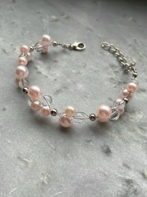 Beaded wire bracelet 🩷 - Armband gjort av ståltråd och pärlor, handgjort av mig💕