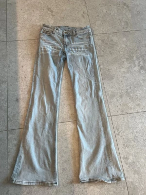 Ljusblå bootcut jeans ifrån Cheap Monday - Säljer ett par ljusblå bootcut jeans från Cheap monday/weekday i storlek 27/32. Använda mycket men inget som syns, säljer då dem blivit för korta för mig. 