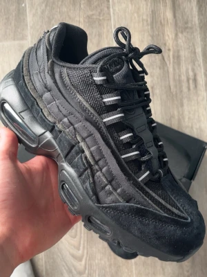 Airmax 95 cdg - Säljer dessa airmax 95 cdg skor str 42. De är helt nya bara använda 1 gång ute👍 kontakta innan köp🙌