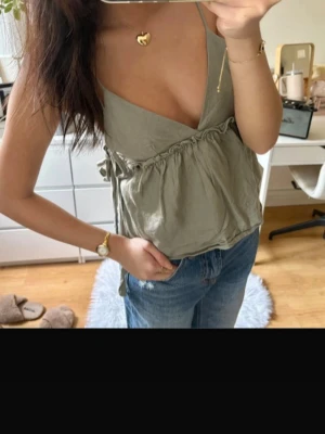 Grön Zara topp - Jättefin grön somrig topp från Zara, använd några få gånger med inga defekter. Passar perfekt nu på våren och sommaren. Skriv för fler bilder eller diskutera pris💗