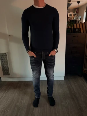 NN07 Ulltröja marinblå - Marinblå Ulltröja från NN07! Storleken passar Medium.     Modellen-182cm/80kg