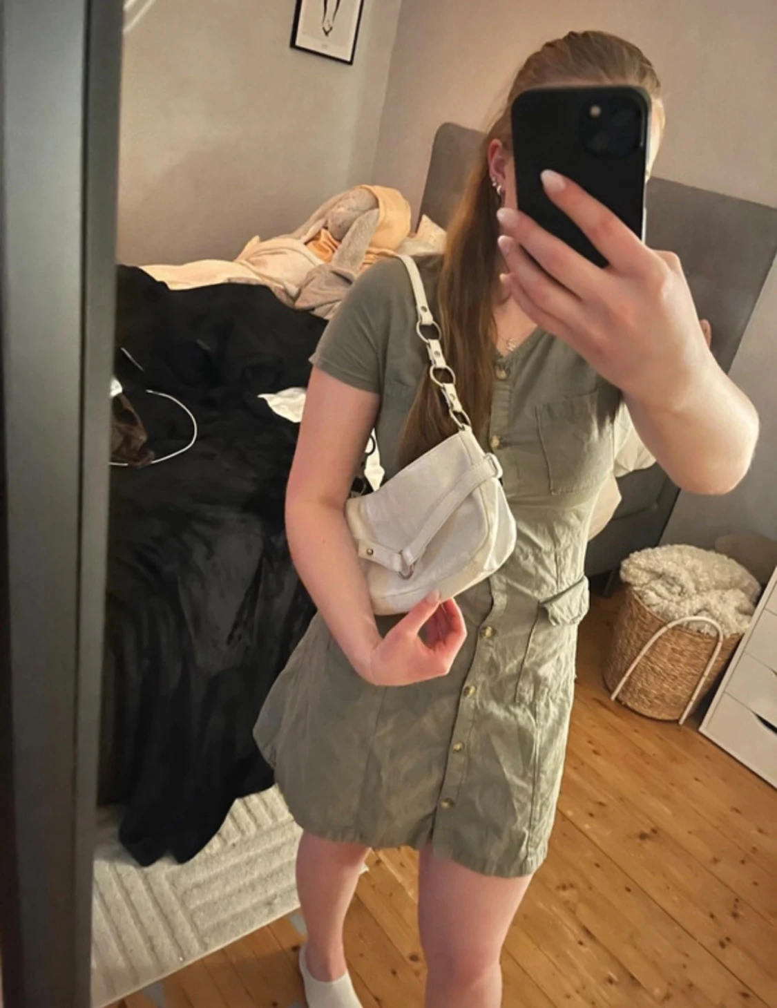 Olivgrön kort klänning med knappar