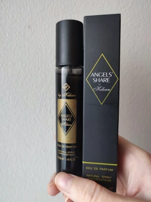 Kilian Angels Share - Kilian Angels Share Perfume. 33ml bottle. New! A great winter/fall fragrance. Comes in 2 different models. I will send you 1 of them. Or you can choose. Let me know right away if you want a specific design since I can be very quick to send you order. 1 av flaskorna är felmärkt med edt. Men dessa är EDP.