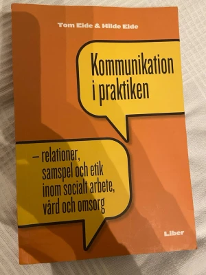 Kommunikation i praktiken - Kommunikation i praktiken skriven av Tom Eide & Hilde Eide. Perfekt för studier inom socialt arbete