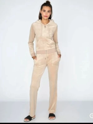 Beige Juicy couture set  - Väldigt bra skick rätt så nytt! Köpt i fel storlek