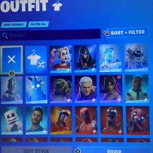 Fortnite konto med många skins - Säljer ett Fortnite-konto med 290+ skins har mer information om ni behöver 