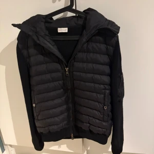 Moncler cardigan  - Snygg svart cardigan från Moncler som är i fint skick tagit hand om jackan väl inga skador,märken  