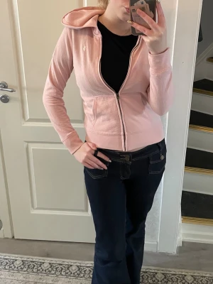 Polo Ralph Lauren ljusrosa zip hoodie  - Säljer en ljusrosa hoodie från Ralph Lauren med dragkedja framtill och huva. Hoodien har två fickor fram och en liten broderad logga på bröstet. Perfekt för en avslappnad och snygg stil. Materialet känns mjukt och bekvämt. Passar till massa. Perfekt till sommar vår, men kan självklart användas när som helst Har använts flitigt men i bra skick Lappen säger L 12-14, jag skulle säga att det motsvarar en XS. 