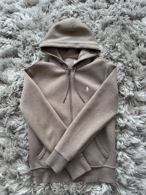 Ralph lauren zip - Säljer denna Ralph lauren zip, mycket bra skick, inget tecken på användning. Passar runt 165-175, Kan visas med bild på ifall de önskas. Kan gå ner i pris vid snabb affär