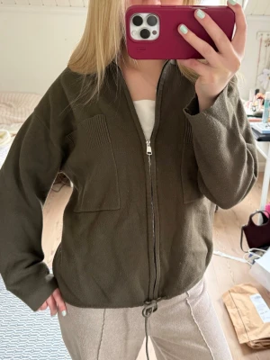 Olivgrön ziptröja med fickor - Säljer en olivgrön ziptröja ifrån parfois i storlek xs/s💗