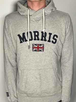 Morris hoodie - Säljer en ritkigt snygg och trendig Morris hoodie i fint skick, storlek S, vid frågor är det bara att skriva //Gramenti