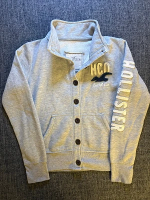 Hollister kofta ~ sällsynt 2000’s modell  - Säljer nu denna sällsynta hollister hoodien. Skick 9/10 | passar perfekt nu till våren. Storlek M men sitter som (XS) Obs kan gå ner i pris vid snabb och smiddig affär🙌😊