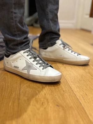 Golden goose skor - Nästan helt nya Golden goose sneakers, oanvända. Nypris 4600 mitt pris 2599!. Kvitto finns såklart. Äktenhetskap kan visas också. Endast seriösa prisförslag och köpare.✅