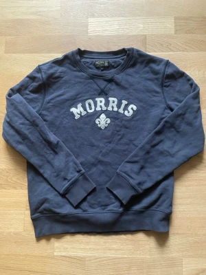 Mörkblå sweatshirt från Morris - 🌟 Fet Morris tröja i storlek S! 🌟Inga defekter!  🌟 Priset kan såklart diskuteras ✅