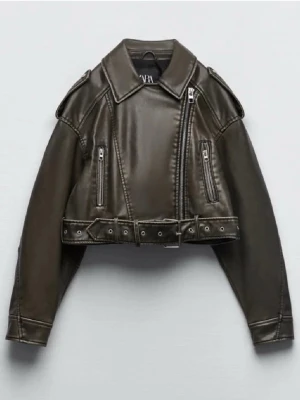 Zara mörk grön skinnjacka - en jätte fin skinnjacka från zara som är slutsåld inga skador💕