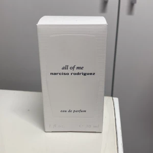 All of Me parfym 30 ml Narciso Rodriguez - Fin och feminin parfym från Narciso Rodriguez. Luktar mjukt, varmt och fräscht. 30 ml. Original parfym. Använd lite, se bild. Inköpspris: 915 kr