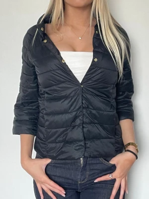 Svart hernolikande jacka  - Följ för likande! Herno liknande jacka med trekvartsärm, krage och knappar. Perfekt nu till våren! Storlek S i perfekt skick! Tryck köp nu💓TK-0078