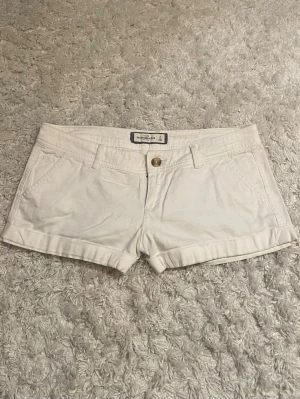 Vita shorts från Abercrombie & Fitch - Snygga vita shorts från Abercrombie & Fitch. Skickar inom 1 dag! Priset går att diskutera🥰 Passar Xs-S. Lågmidjade.