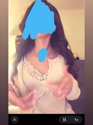 Beige spetsdetaljerad linnetopp - Säljer en ljusbeige linnetopp med fina spetsdetaljer längs urringningen. Toppen är ärmlös och har en feminin, mjuk passform som passar perfekt till många olika stilar. Perfekt att styla med en kofta eller jacka.