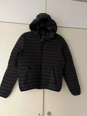 Colmar jacka  - Ny pris ca3500 använd ändast ett fåtal gånger säljer på grund av att den är för liten nu 