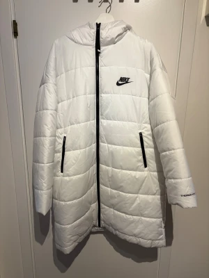 Nike Parkas dunjacka  - Nike Parkas i väldigt fint skick, knappt använd. Sitter mer som en storlek L. Passar mig som är 185cm. Pris kan diskuteras vid snabb & smidig affär.