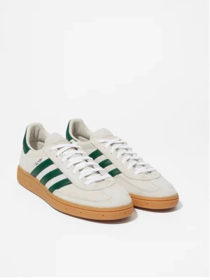 Adidas spezial  vita/gröna sneakers - Klassiska Adidas spezial sneakers i vit/ beige mocka och läder med gröna detaljer och ikoniska tre ränder på sidan. Skorna har gummisula och vita skosnören. (Priset går att diskutera)