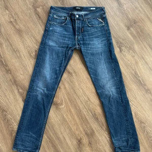 Replay Grover - Regular fit - Replay Grover jeans, regular fit. Mina absolut snyggaste jeans men tyvärr har dem blivit för små! Extremt snygg tvätt. Storlek: W33, L32. Vid fler funderingar eller frågor är det bara att höra av dig!🙌