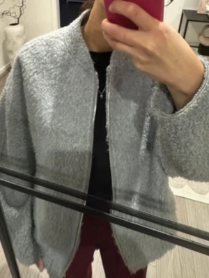 grå bomberjacka från Zara  - köpt på vinted aldrig kommit till användning, använd av förra ägaren. Säljer då den inte passade, har en liten fläck men som inte syns💕