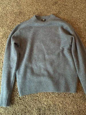 Grå stickad tröja från Uniqlo - Stickad tröja från uniqlo i färgen blå storlek s