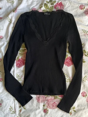 Långärmad top - Spetstopp Från Stradivarius ❤️ använd 1 gång, i stl M men passar S ❤️