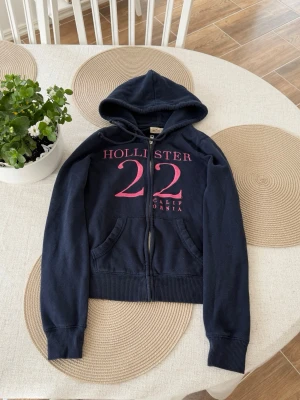 Hollister zip - Storlek XS. Skickas inom 24h. Se liknande plagg i min profil!