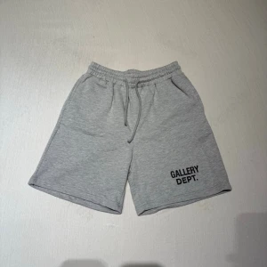 Gallery Dept shorts - Gallery dept shorts i ny skick. Helt oanvänd och har inga defekter. Säljer då den inte passar mig längre.