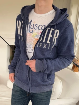 Hollister hoodie i medium - modell: 182cm, 72kg  sitter perfa! om något sitter den lite åt det större hållet.