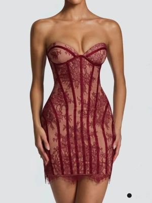 Sian Mini Dress Burgundy - Babyboo - Säljer en ooootrolig och helt ny klänning från Babyboo i storlek M, som tyvärr var lite för kort för mig (är 181cm).  Den är fantastisk på alla sätt och vis, justerbar både med dragkedja på sidan, men även korsettupsättningen i ryggen. Röd spets med beige ”underklänning”. Endast använd nu när jag skulle testa den, därav är alla security tags och lappar kvar. Säg till om fler bilder önskas (tog de från deras hemsida nu).