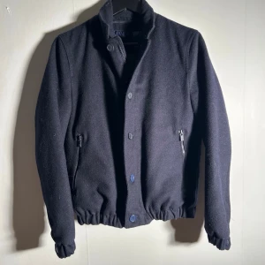 Massimo Dutti jacka -  Vid köp av fler produkter erbjuds bättre pris. Skriv vid ytterligare frågor eller funderingar🤝Två knappar är ej orginal. Storlek: S. Mått: Längd 61 cm. Bredd 52 cm.  