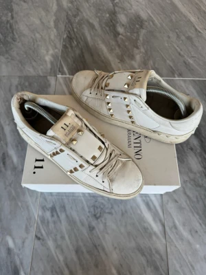 Valentino Open skor - Valentino Open - Skick: Fint skick - Tillbehör: Valentino kort - Nypris: 6000kr - TrendWardrobe