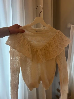 Stickad tröja  - Söt stickad tröja med volang. Tunn i matrealet så fin nu till våren💕