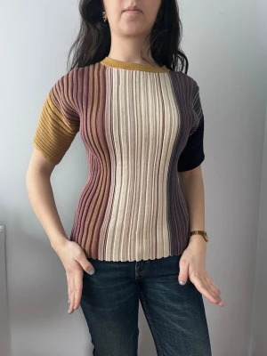 Randig ribbad topp i flera färger - En unik och cool ribbad topp i flera snygga färger. Superskön och materialet är stretchigt så passar flera olika storlekar. Nästan helt oanvänd!💕