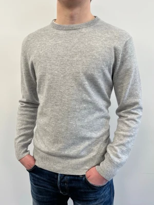 Grå Crewneck - Helt ny oanvänd crewneck i 90% merinoull och 10% Kashmir 