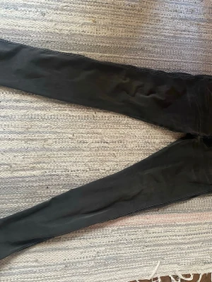 Replay anbass - Säljer ett par Replay anbass med klassisk femficksdesign och smal passform. Jeansen har bakfickor med diskreta sömmar och är tillverkade i stretchigt material för en bekväm känsla. Perfekta till en avslappnad stil. Väldigt använda men har fortfarande mycket kvar och ett pytte lite hål som börjar komma mellan benen och dom sitter också mer som 30/32
